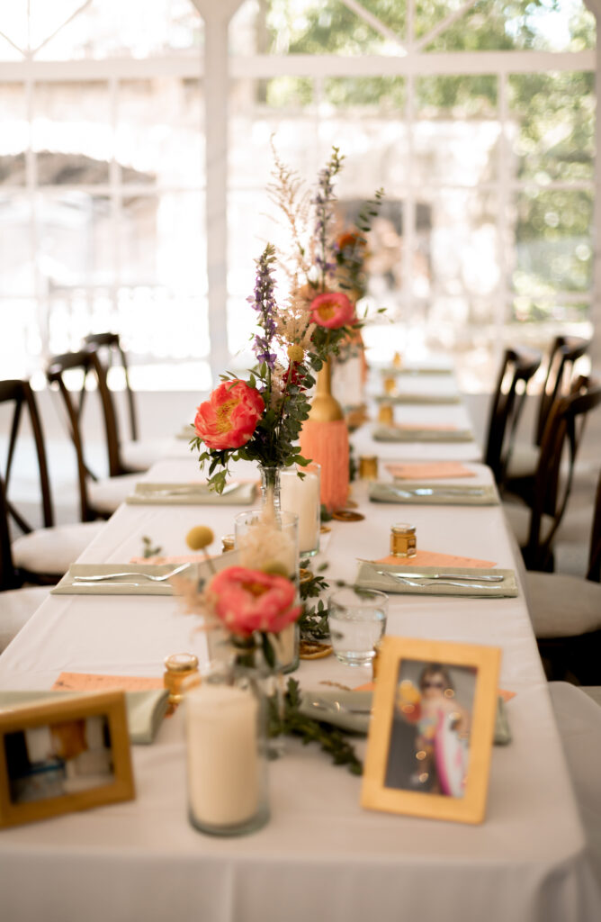 Flowers and placemats of Summer decoration