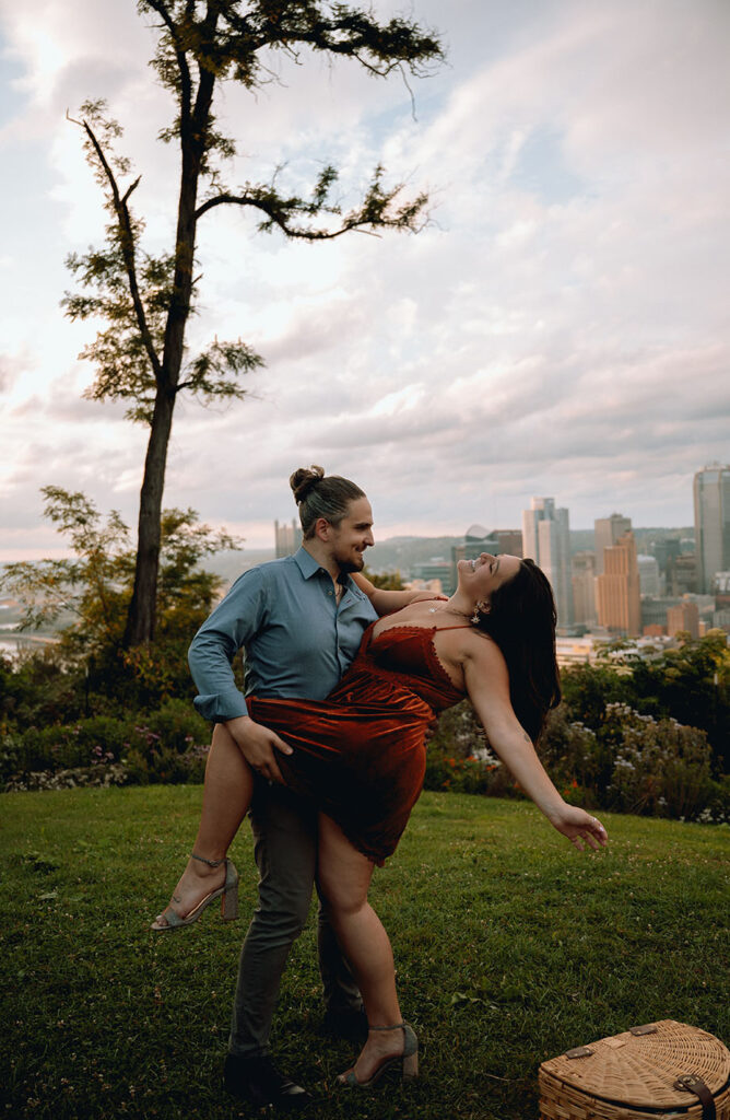 Man deeps woman during anniversary photos at Emerald Park