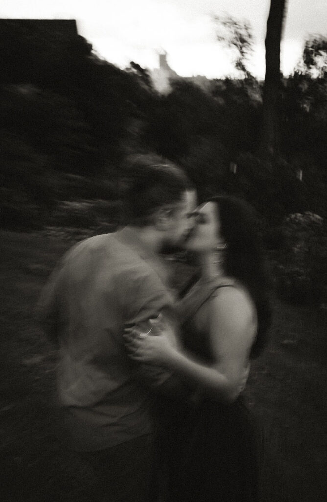 Couple kiss in their Grandview overlook photo session