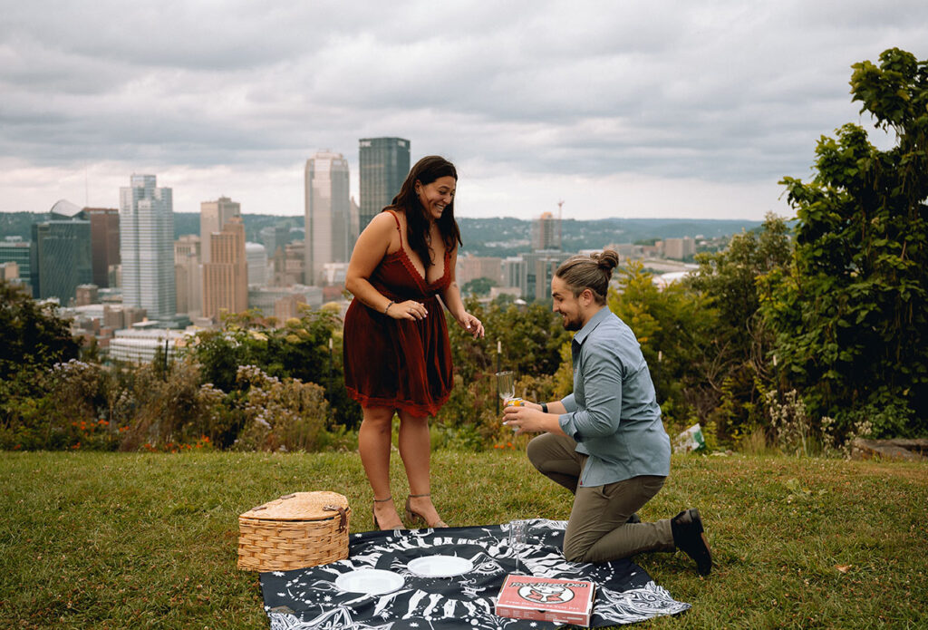 Couple Have a picnic in Pittsburgh Emerald Park