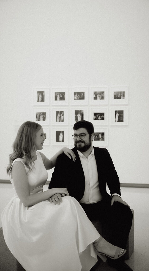 BW Couple looking at each other at Carnegie Museum of Art in Pittsburgh