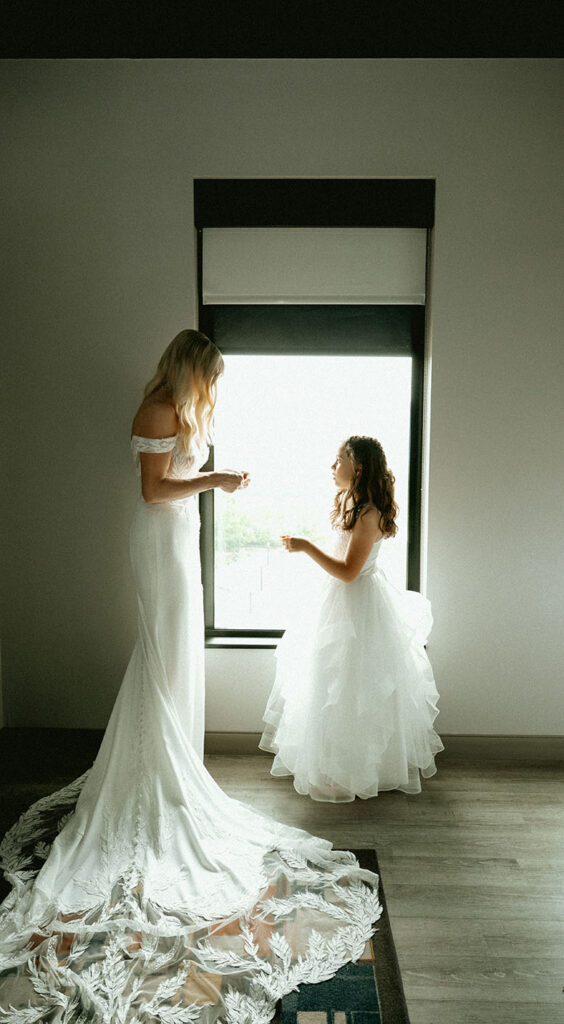 Bride and daughter have a moment at Hotel Indigo while they get ready together 