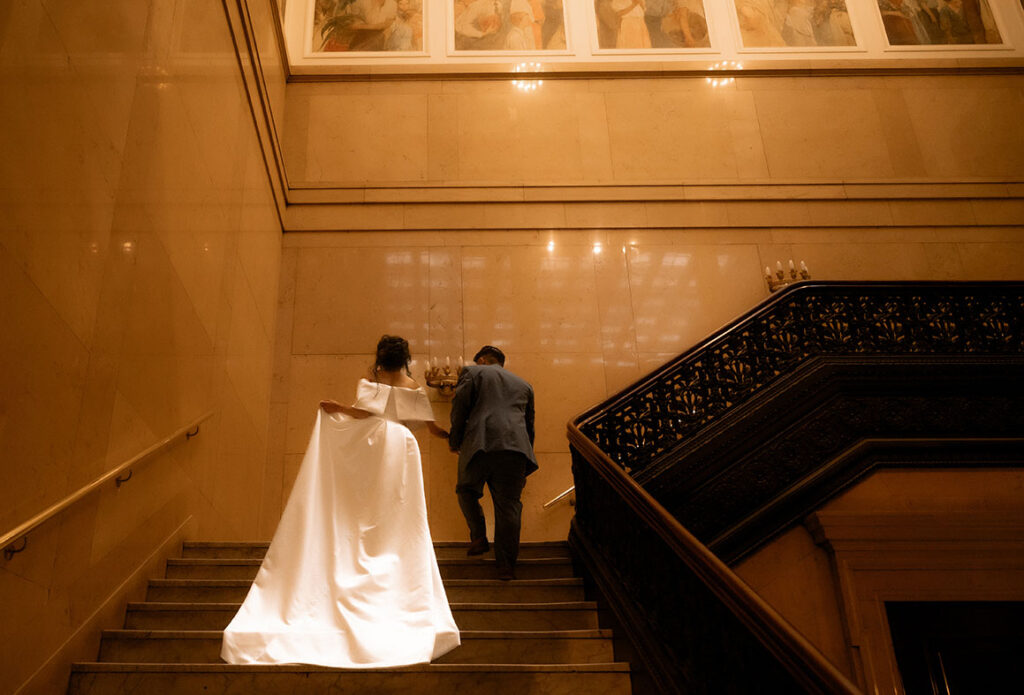 Couple walks up Carnegie Museum of Art