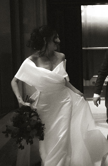 Bride runs at Carnegie Museum of art wedding 