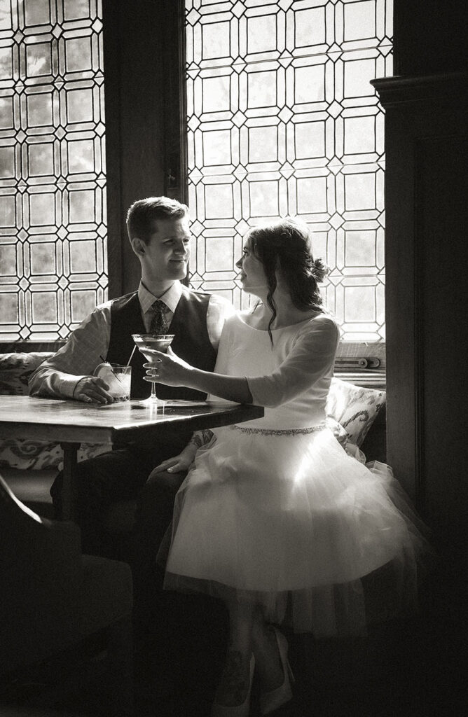Couple drinking at the bar of Mansion of fifth
