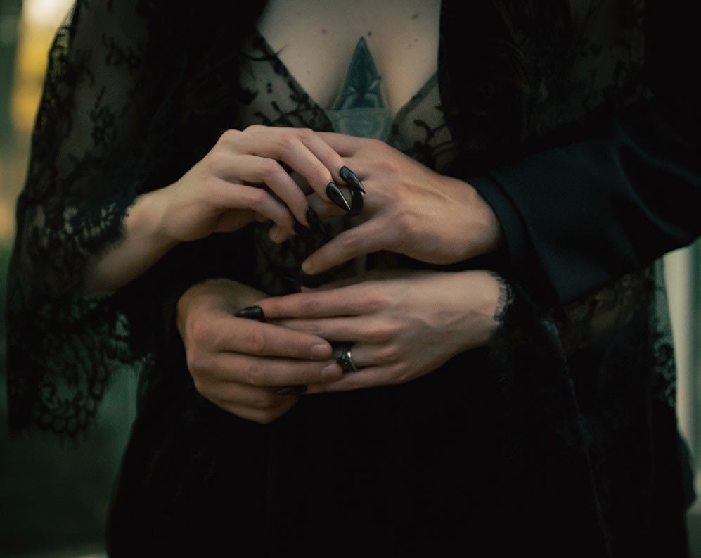Bride and groom rings in October Black theme wedding