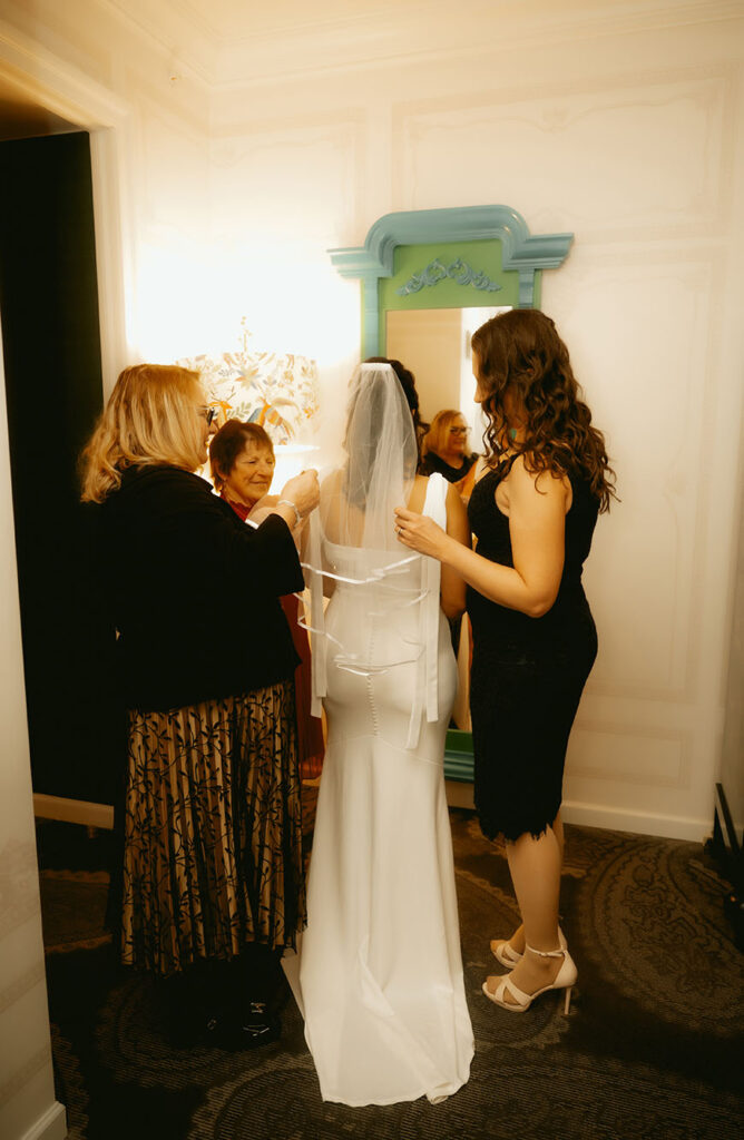 Bride Gets ready with her family at the Kimpton Hotel in Downtown Pittsburgh