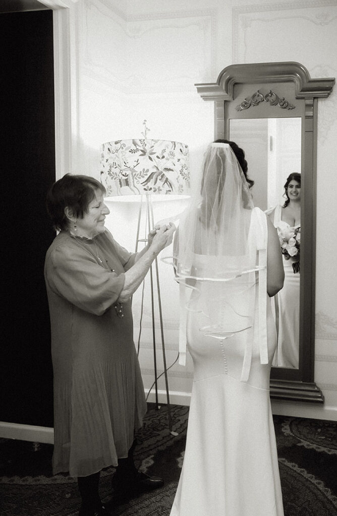 Bride Gets ready with her family at the Kimpton Hotel in Downtown Pittsburgh