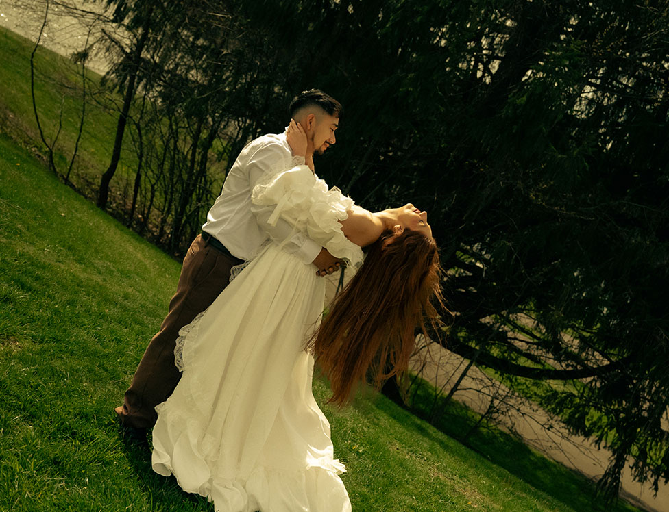 Summer wedding portraits in Pittsburgh with bride and groom at golden hour